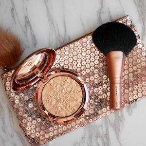 MAC WHISPER OF GILT SNOW BALL FACE BAG IN GOLD